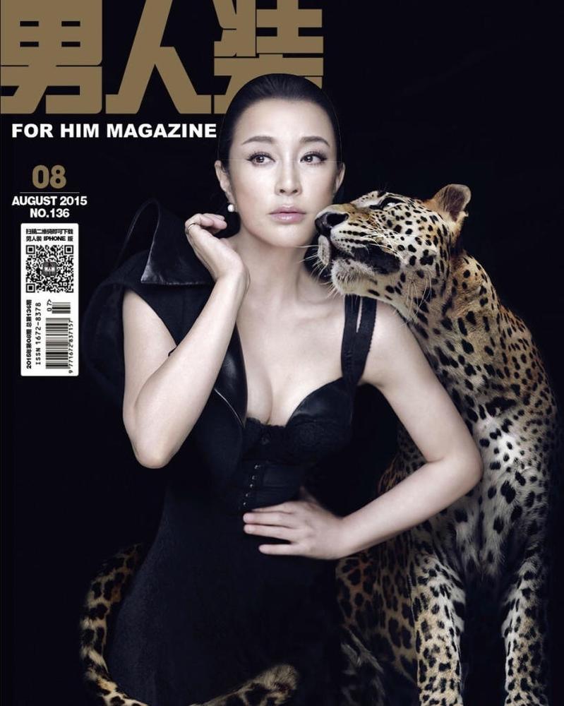 60岁刘晓庆登男人装封面 性感黑裙尺度大