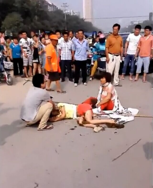 刑警干部欠钱不还家属殴打债主 拿棍子向其嘴里抹粪