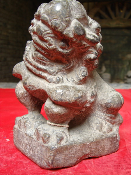 黄土高原的“拴娃石”神态迥异
