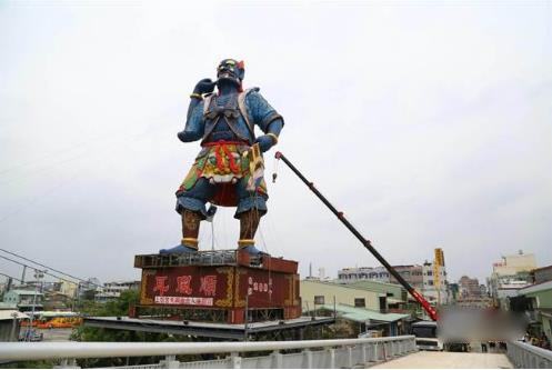 台风苏迪罗吹倒台湾千里眼神像 当地无奈推倒顺风耳