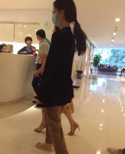 刘强东与奶茶妹妹领证内幕 疑是奉子成婚