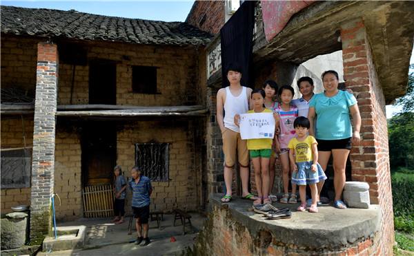 湖南“无妈乡”的幸福：刘德华夫妇收养5个孤儿