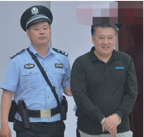 “公车接小狗”公安局长被判7年 对金鹰购物卡情有独钟