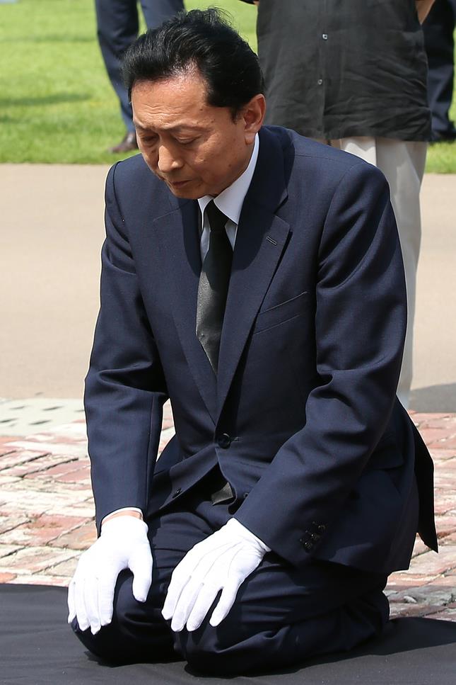 日本前首相在韩烈士碑前下跪谢罪 期待安倍反省历史