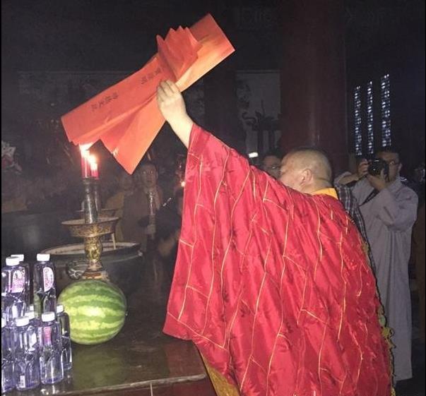 释永信率数百弟子于大雄宝殿为天津爆炸死伤者诵经祈福