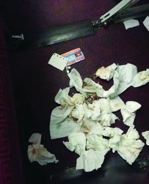 女子嫌飞机厕所太小挤不进3个人让孩子在后舱大便