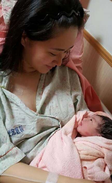 陈晓东嗮小女儿出生照 母女二人深情凝望超温馨