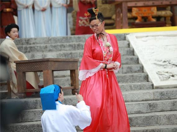 王迅在《极限挑战》中造型雷人