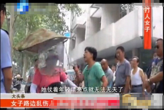 郑州女子街头殴打陌生女孩：长得漂亮无法无天就该打