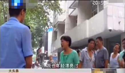 郑州女子街头殴打陌生女孩：长得漂亮无法无天就该打