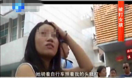 郑州女子街头殴打陌生女孩：长得漂亮无法无天就该打