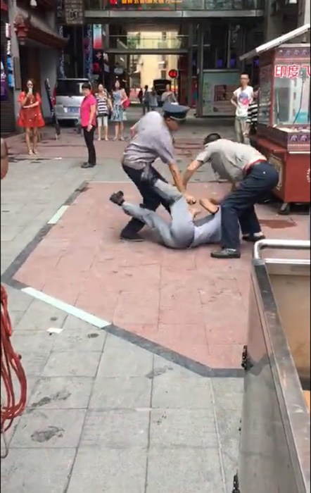 重庆送菜夫妇因搭观光电梯惨遭三名保安掀车围殴