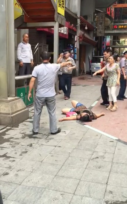 重庆送菜夫妇因搭观光电梯惨遭三名保安掀车围殴