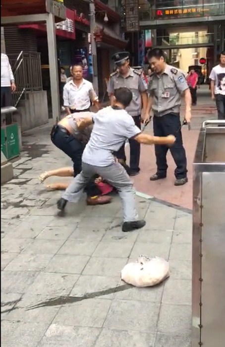 重庆送菜夫妇因搭观光电梯惨遭三名保安掀车围殴