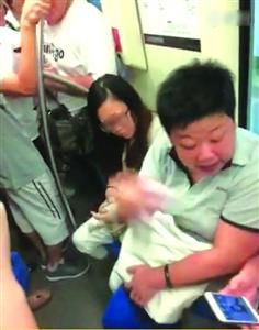 上海胖阿姨地铁怒斥绷带女爆红：其实我没有200斤