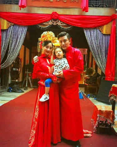 贾乃亮李小璐穿大红婚服秀恩爱 小甜馨霸气抢镜