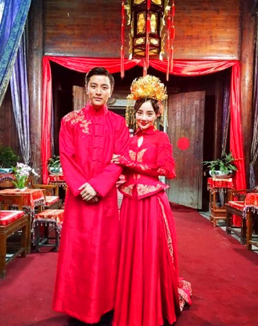 贾乃亮李小璐穿大红婚服秀恩爱 小甜馨霸气抢镜