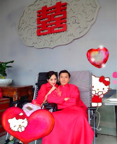 贾乃亮李小璐穿大红婚服秀恩爱 小甜馨霸气抢镜