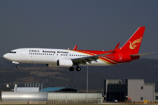 乘客要空姐为其脱裤遭拒后撒泼 拘5天被疑处罚太轻
