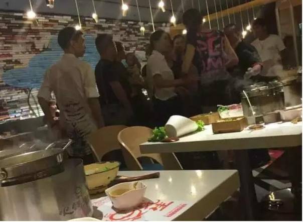 哺乳期妈妈吃火锅要求加汤 服务员将滚汤浇其头上