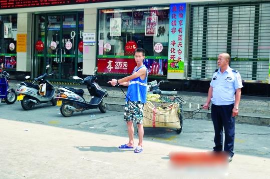 男子当街遭暴打致死 女友跪求无人应：这种事不能帮