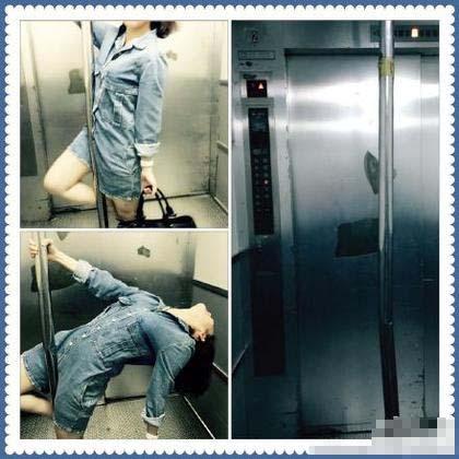 王宇婕搭的电梯有根钢管，她搞笑作势跳钢管舞