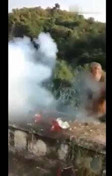 猴子讨食遭扔炮仗手指被炸掉鲜血淋漓 男子放声大笑