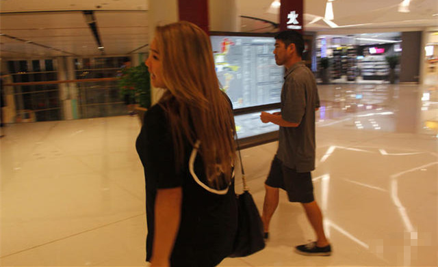 郑欣宜分手3个月疑有新欢 与胡须男甜蜜看电影