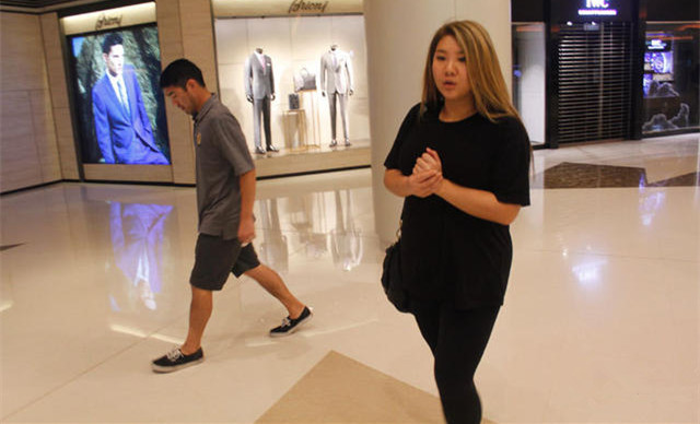 郑欣宜分手3个月疑有新欢 与胡须男甜蜜看电影