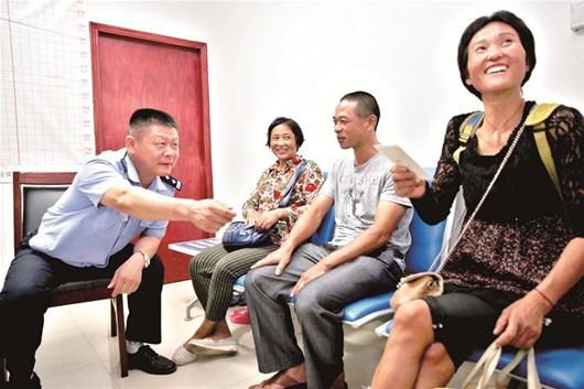 流浪妇女右一与亲人相聚