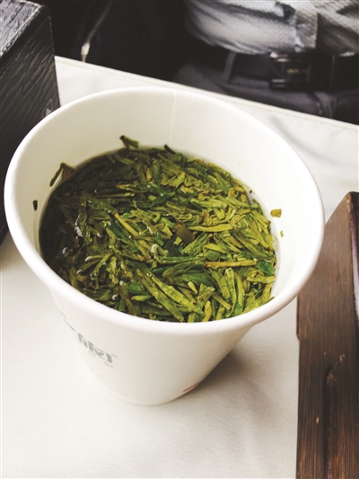 乘客坐高铁餐车必须买88元一杯茶水 可以投诉但没用