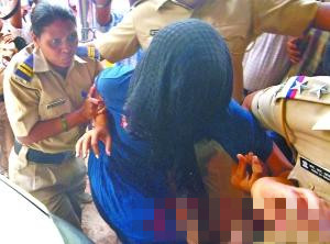 殷德拉妮（中）涉嫌杀害女儿被捕