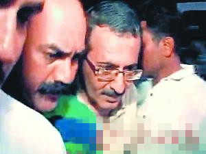 殷德拉妮的前夫（中）涉嫌杀害女儿被捕