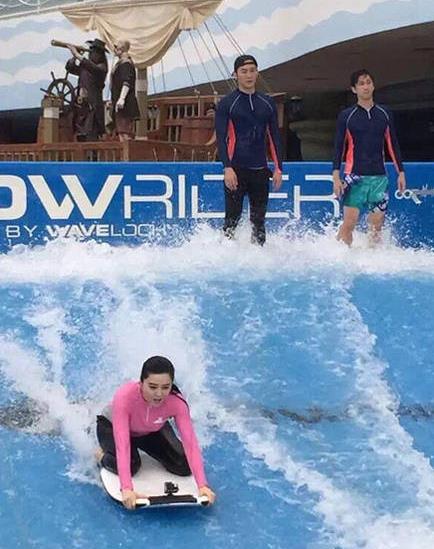 范爷玩冲浪不慎露肚子