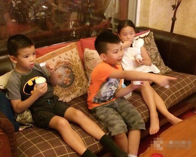 刘涛携儿女到胡军家 女儿康康新CP诞生