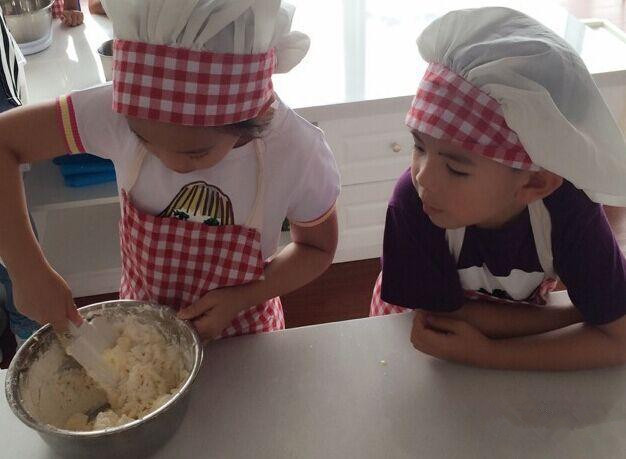 刘涛携儿女到胡军家 女儿康康新CP诞生