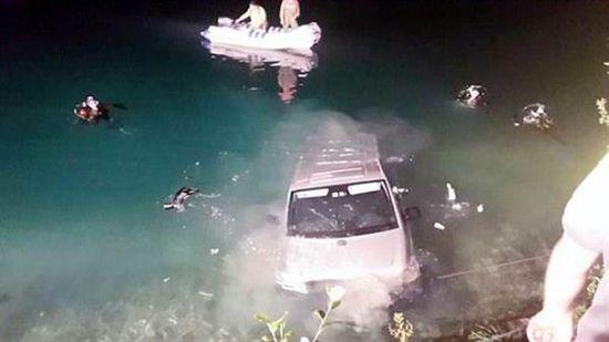 情侣在弃车后座“车震”，以至车子掉进湖中，消防队出动救车