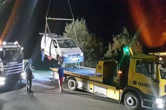 情侣在汽车后座“车震”，以至车子掉进湖中，消防队出动救车
