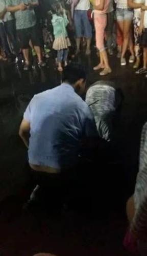灌饼摊贩与城管互跪1小时 领导：为大阅兵保障空气质量
