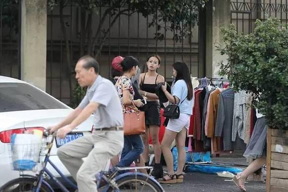 淘宝女模当街脱衣称一天拍200套时间紧 市民批不雅