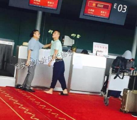 陈冠希机场制止插队发生冲突 获欧弟许飞等明星力挺