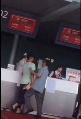 陈冠希机场制止插队发生冲突 获欧弟许飞等明星力挺