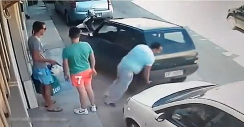 意大利壮汉因轿车被挡 竟单人徒手搬车