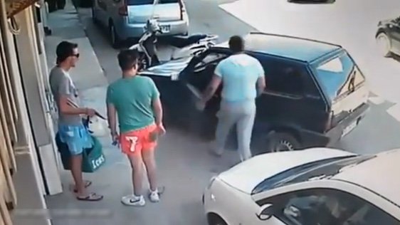 意大利壮汉因轿车被挡 竟单人徒手搬车