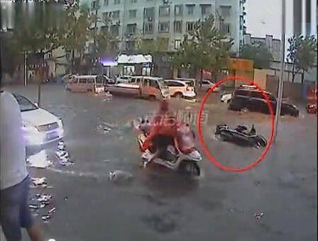 老人骑车跌落积水路 多人围观无人肯帮扶最终身亡