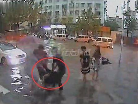 老人骑车跌落积水路 多人围观无人肯帮扶最终身亡