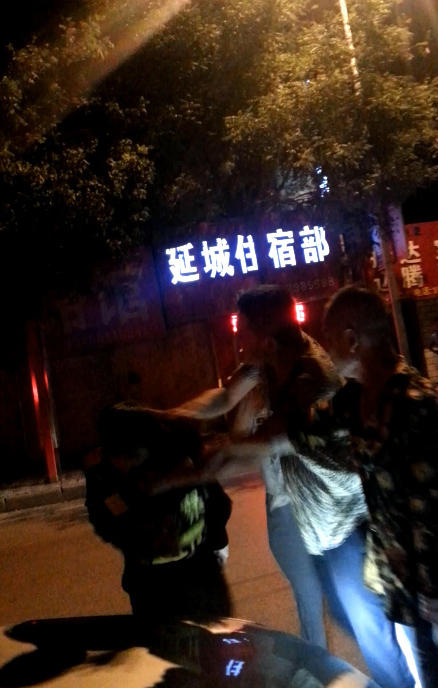陕西男子连扇交警耳光后装失忆：从来都是爷爷打人