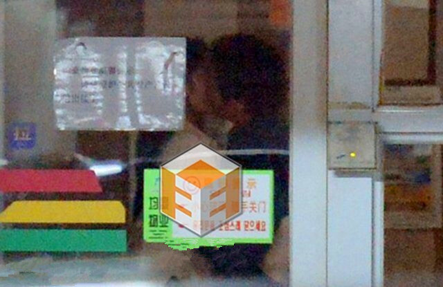 刘亦菲干爹与新宠电梯激吻 女主杨采钰背景不简单