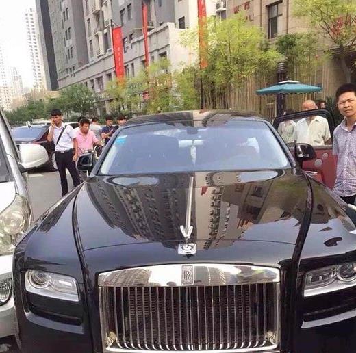 面包车撞上劳斯莱斯司机被吓懵 车主拒要80万维修费