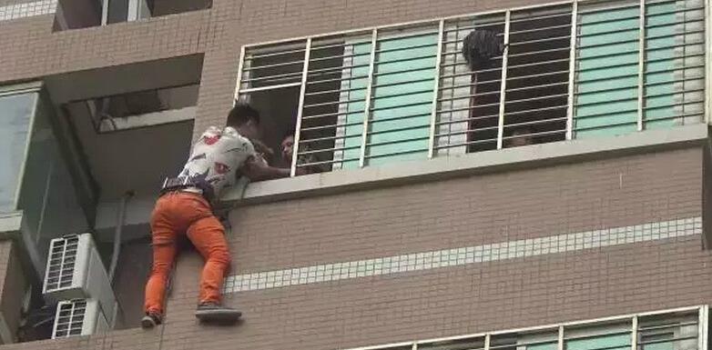 女子偷情男友突然回家 情夫7楼空调架困一夜无奈报警